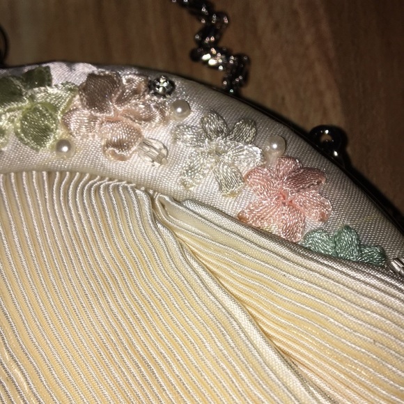 Vintage Valerie Stevens Pleated Satin Mini Bag with Kiss Lock and Floral Edging - Picture 2 of 6